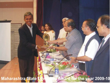 H M B Murthy receiving state level award from NABARD Chairman Shri. Umeshchandra Sarangi IAS