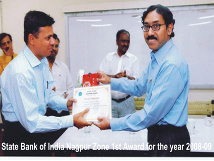 Shri. Krishnan, DGM, SBI presenting award to H M B Murthy, Secretary